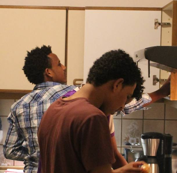 Junge Eritreer beim Kochen